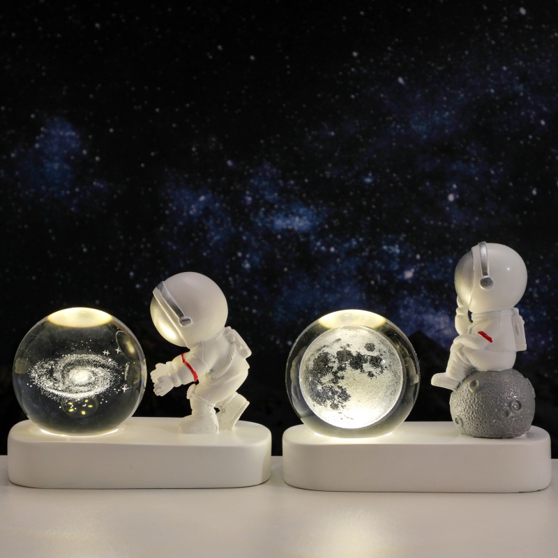 Astronaut Crystal Ball Night Light – 3D Engraved LED Desk Decor